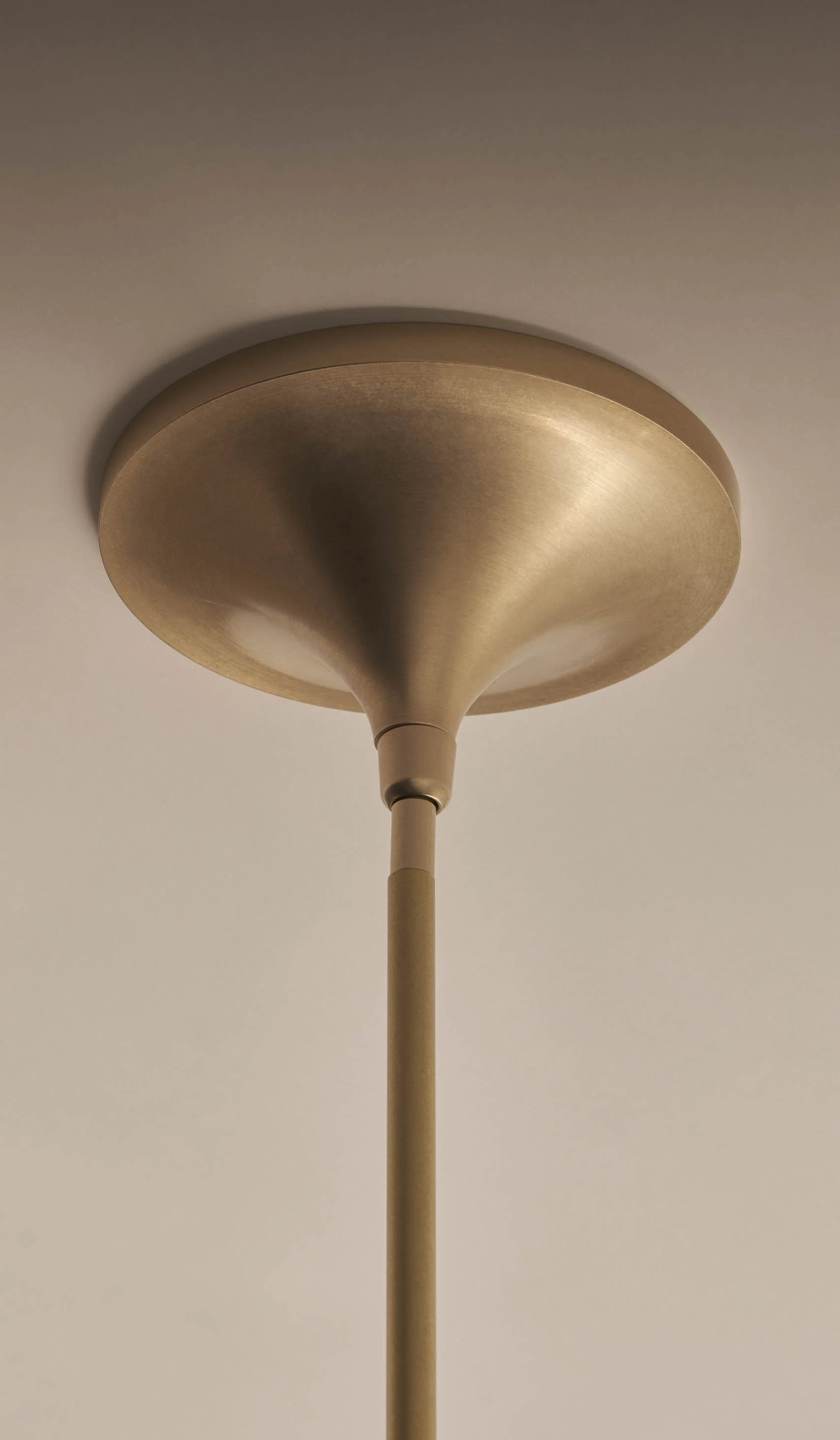 Roll & Hill The Met Pendant - Image 9